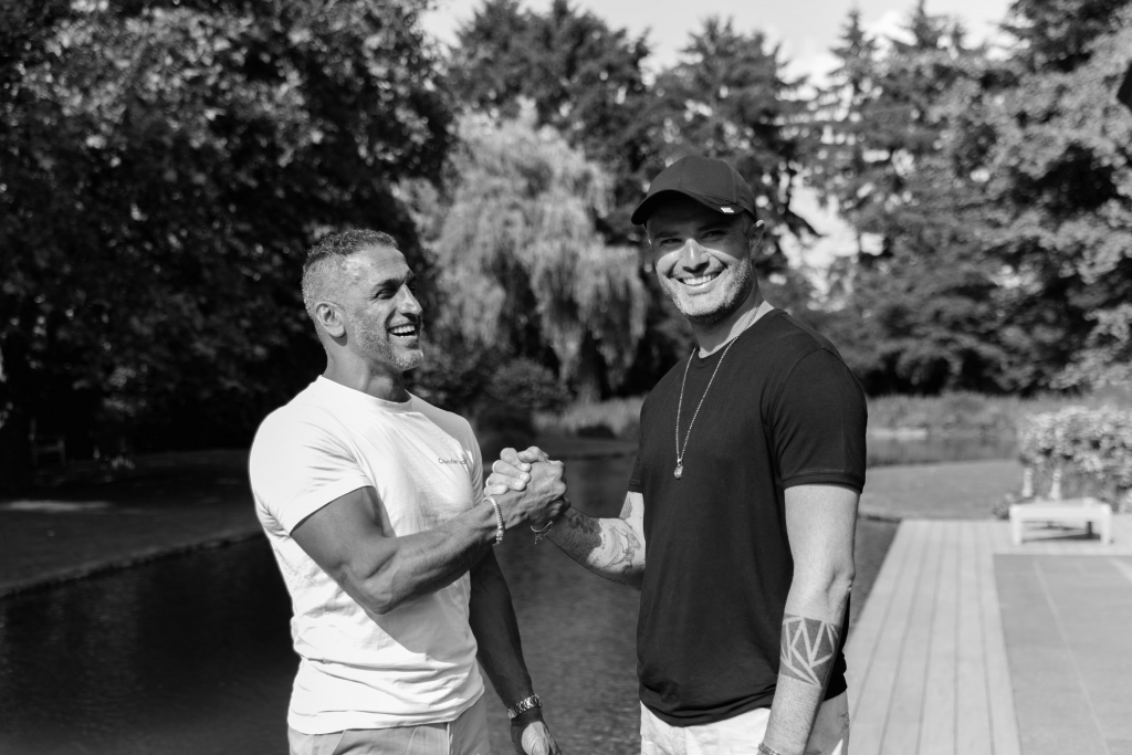 Remy en cliënt schudden de hand