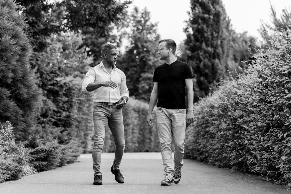 Remy en Gerrit lopend in coaching gesprek